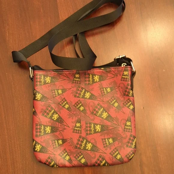Loungefly Harry Potter Gryffindor cross body bag - Picture 2 of 11